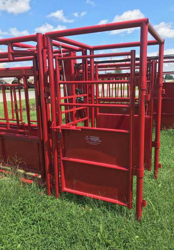 Renegade Cattle Squeeze Chute w/ 12 Panels